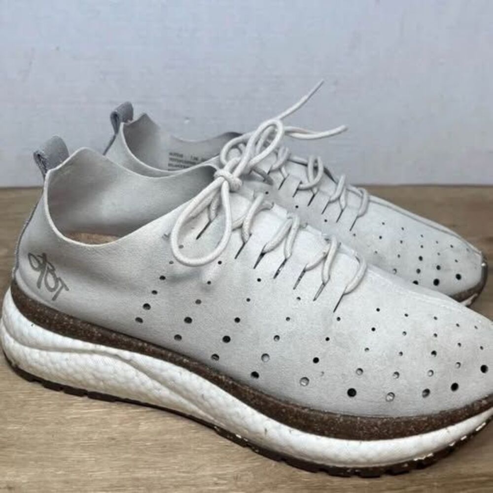 Women’s (size 8) OTBT cream colored stylish tennis shoes in great condition!